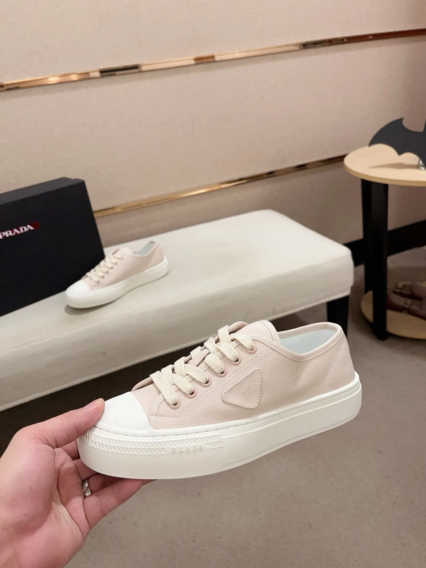 Men's shoes 💰 580💰 ✔️✔️✔️High-quality new PRADA counters are launched at the same time. The new men's shoes and 😘fabrics are selected from first-layer cowhide and are made by pure handicrafts. Lining: Full cowhide lining. 👍🏿 High-end ☄️ air-cushion molded anti-slip rubber outsole, exquisite lines, simple and elegant, comfortable and high-end for leisure travel. Code number: 38 to 44 (45 can be customized)